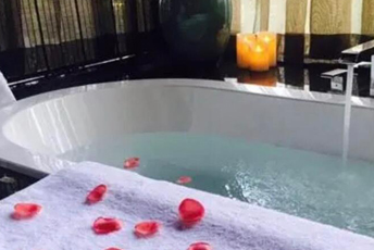 西安临潼水疗池中的失重冥想：当身体学会漂浮